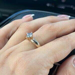 Elegant Gold Solitaire Ring